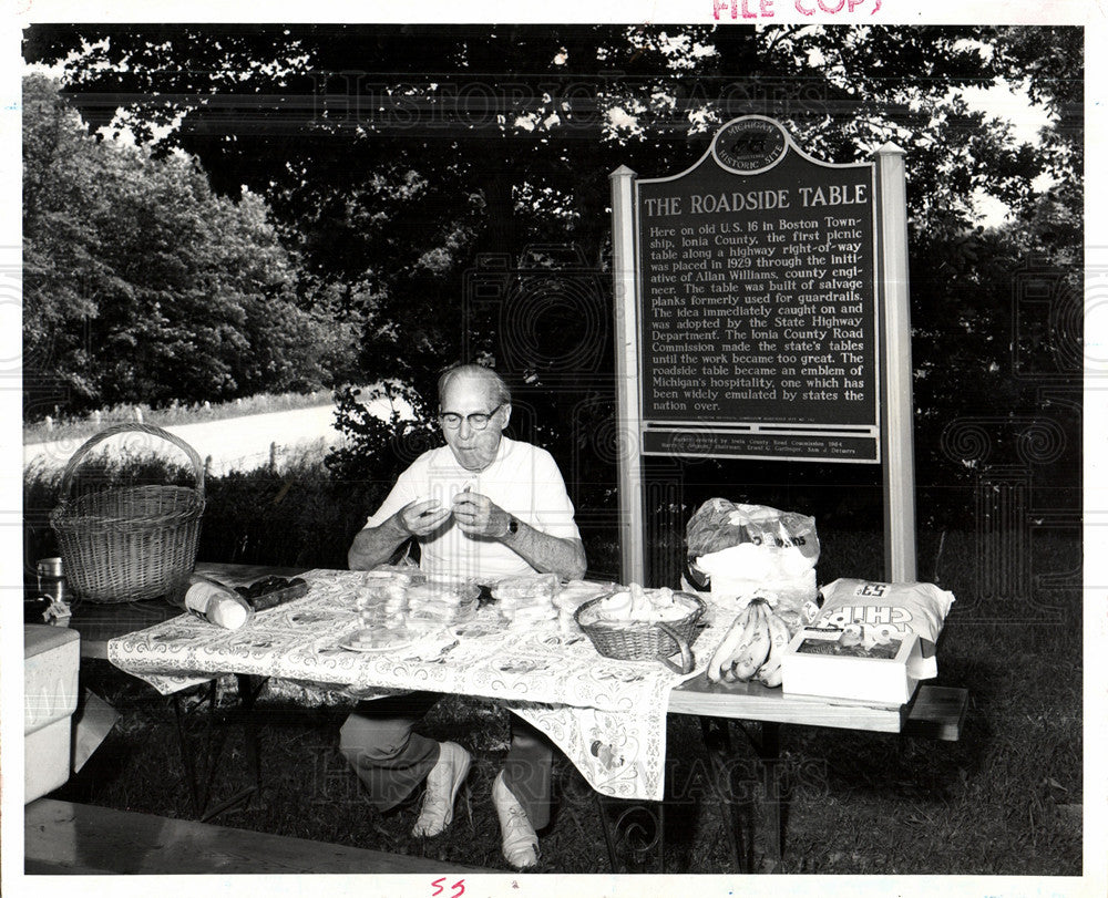 1979 Press Photo Allan Williams first roadside table - Historic Images