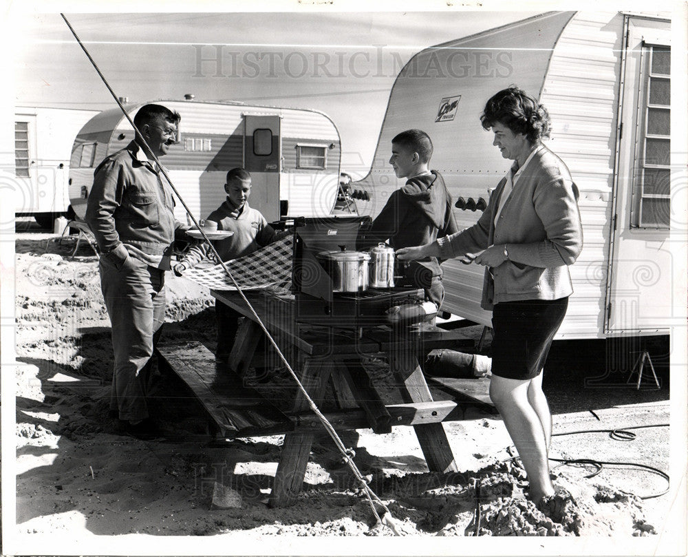 1964 Press Photo picnic outdoor meals - Historic Images