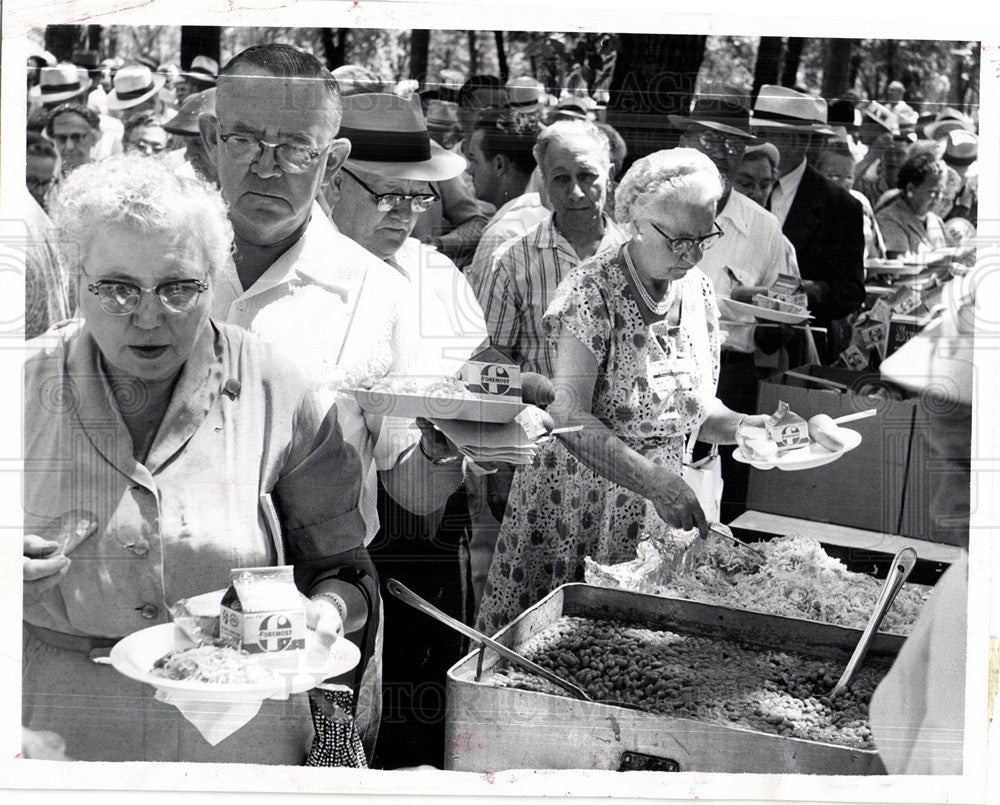 1958 Press Photo American retiree picnic vintage photos - Historic Images