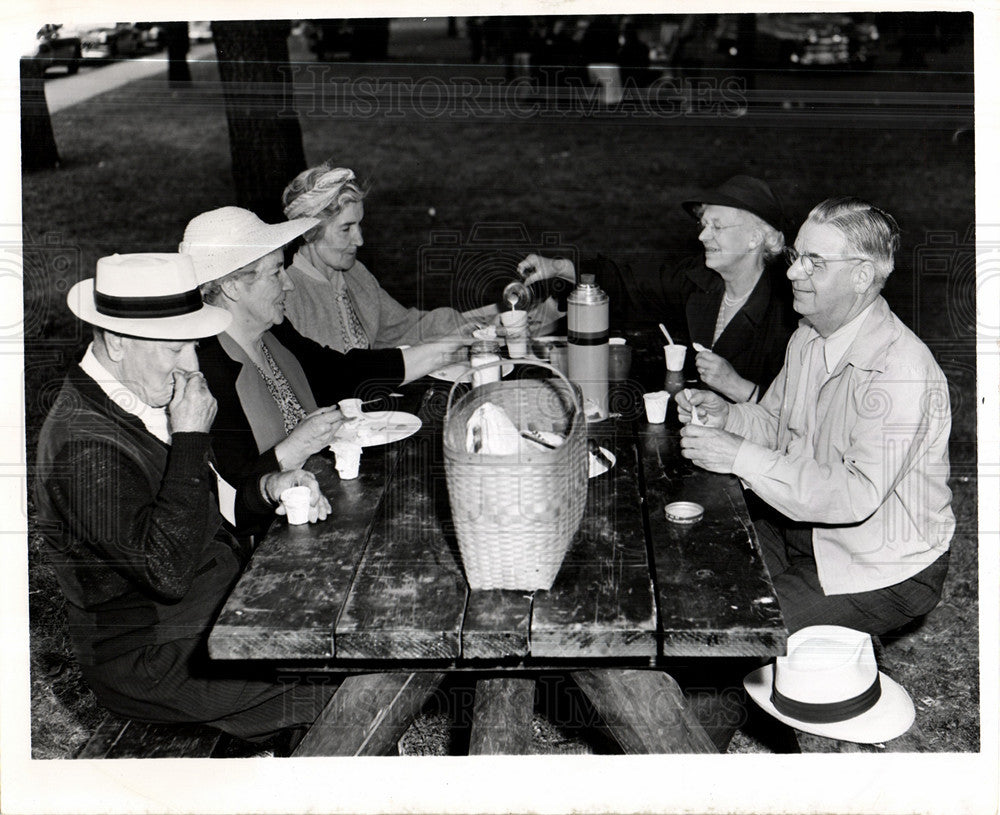 1952 Press Photo Picnic Harry Hammond - Historic Images