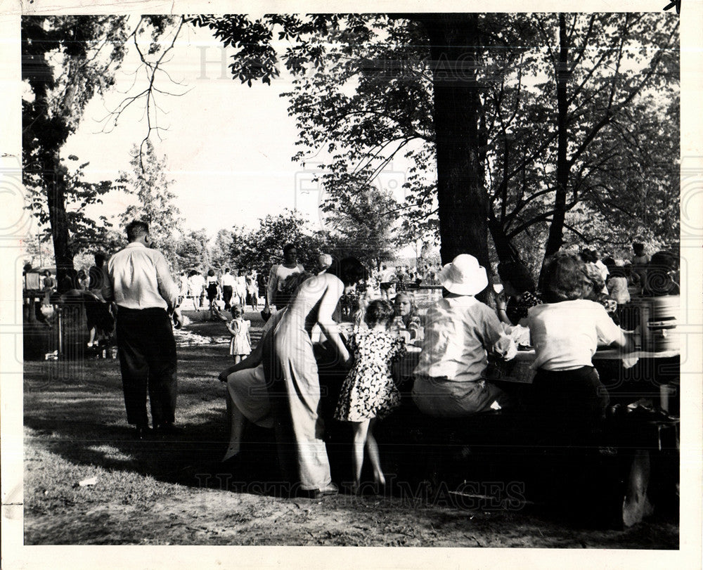 Press Photo Picnic pleasure excursion - Historic Images