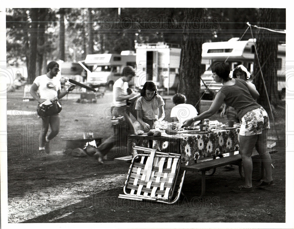 1977 Press Photo Camping - Historic Images