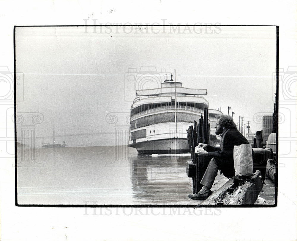 1972 Press Photo Detroit River picknicker foul weather - Historic Images