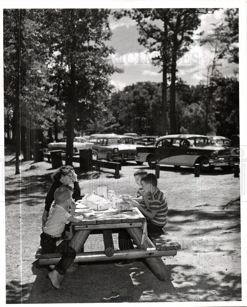 1962 Press Photo road,  picnic - Historic Images