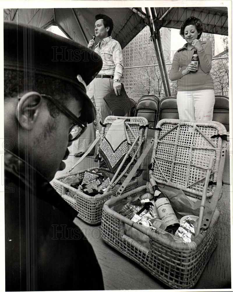 1977 Press Photo JOSEPH HUDSON LUNCH JOAN GEHRKE PICNIC - Historic Images