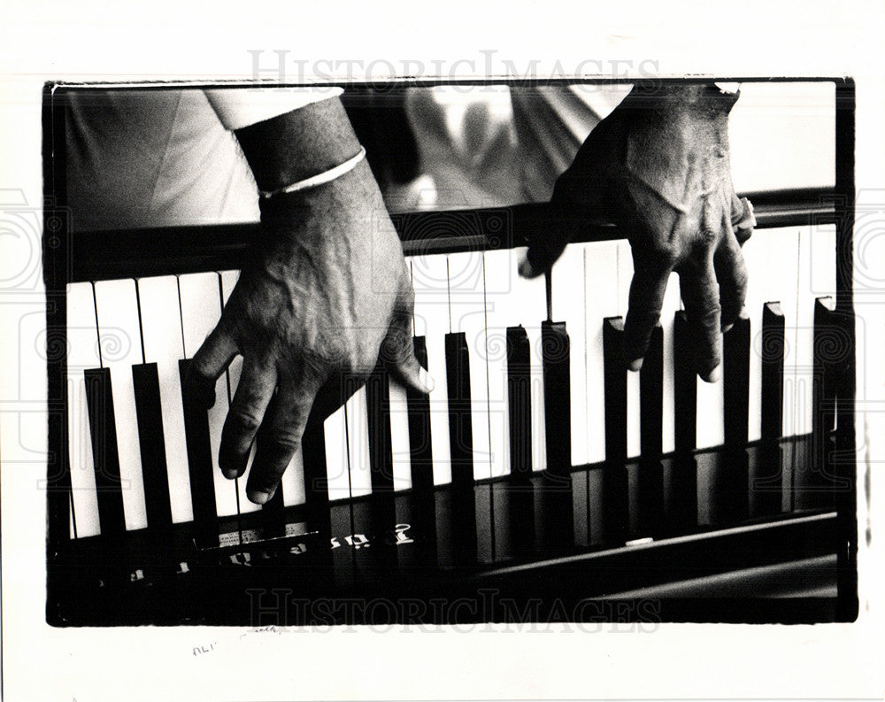 1988 Press Photo Hands Playing Piano - Historic Images