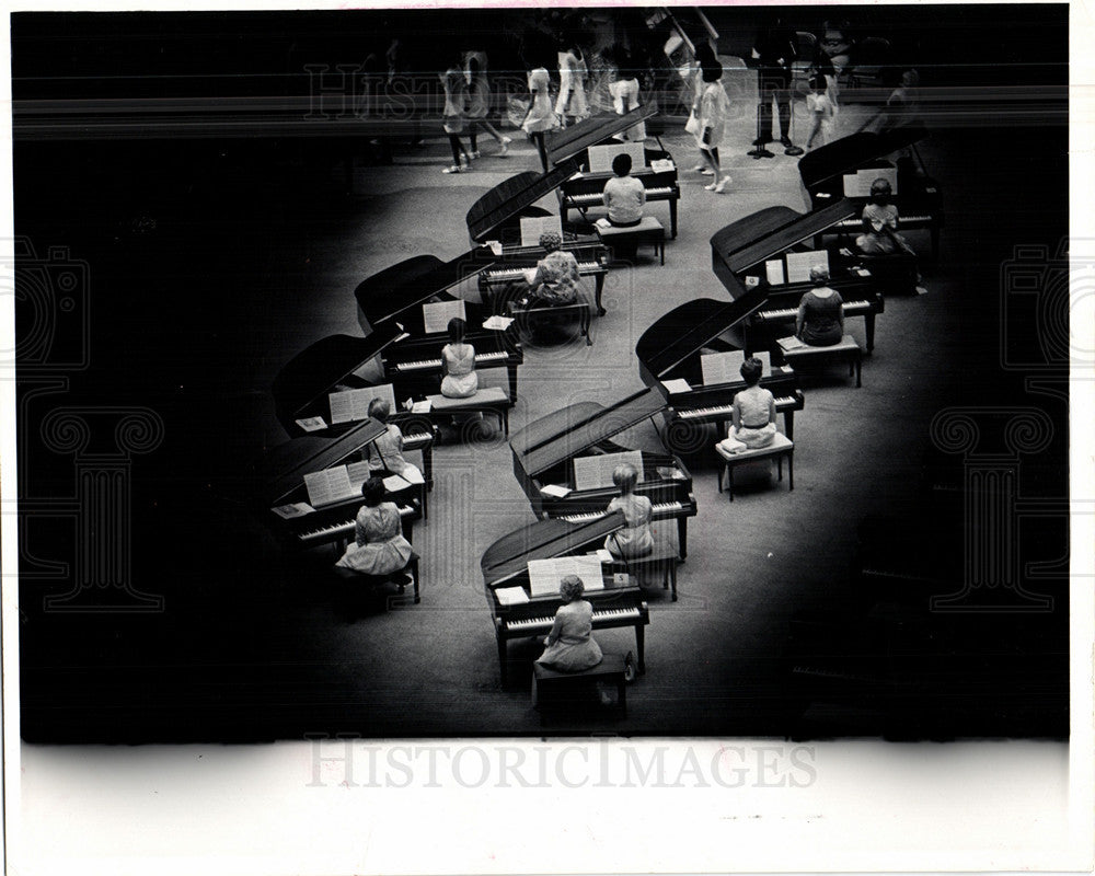 1983 Press Photo Piano Music Lessons - Historic Images