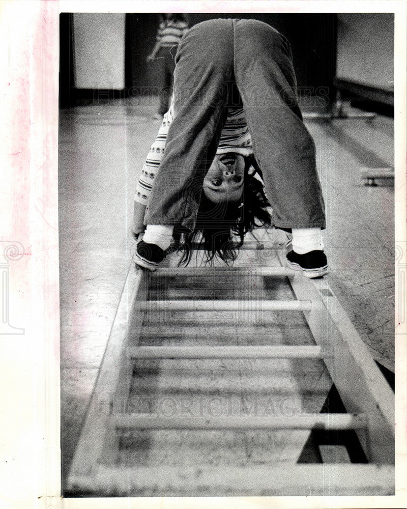 1974 Press Photo Anne Burgio ladder physical fitness - Historic Images