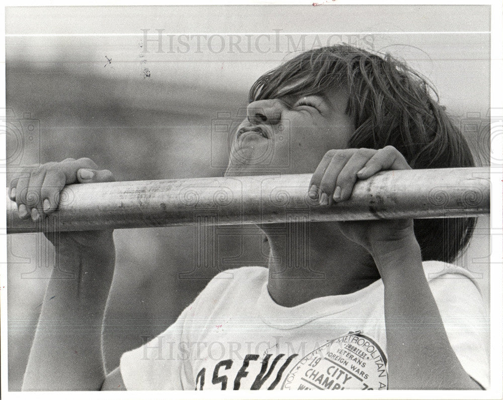 1976 Press Photo Physical fitness pull-up - Historic Images