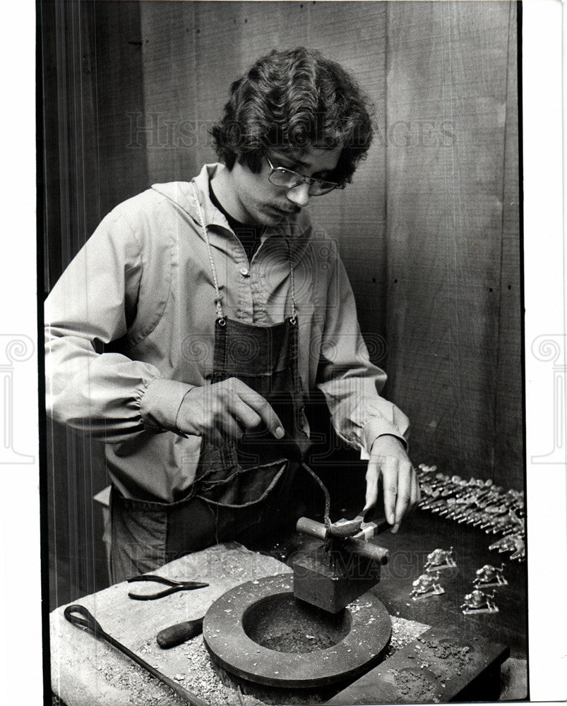 Press Photo pewter pewtering alloy metal copper - Historic Images