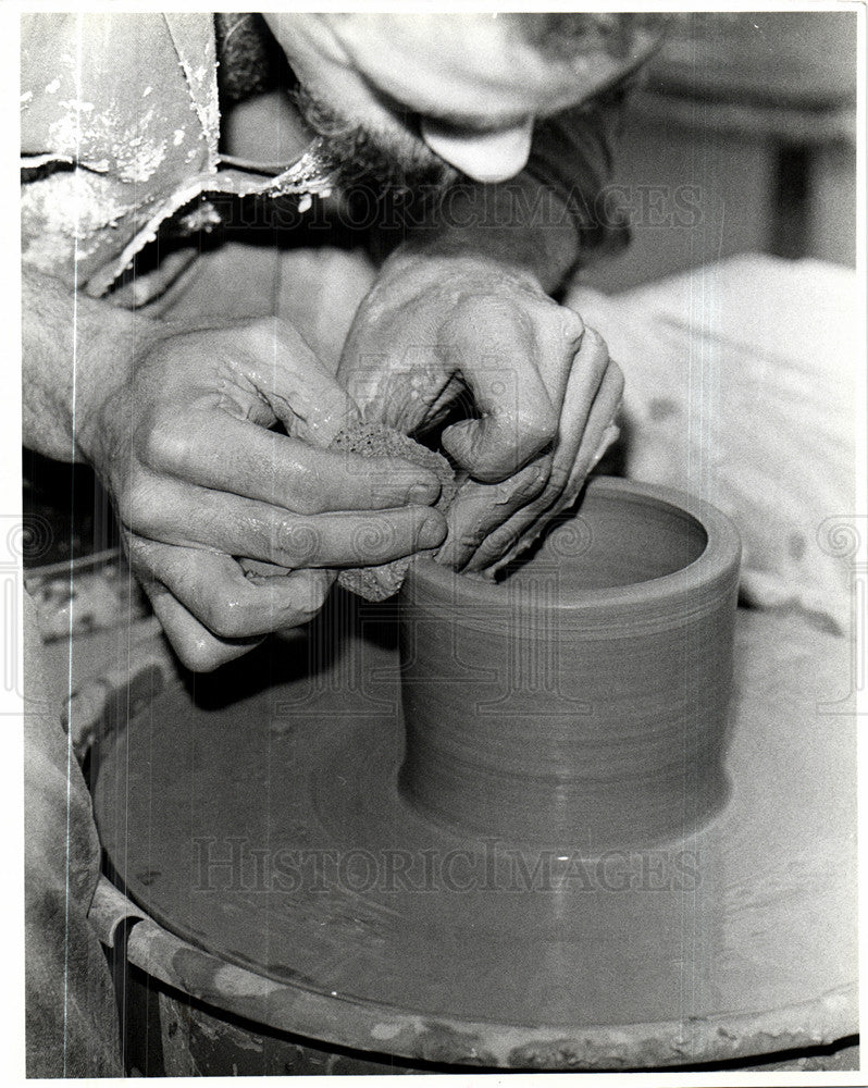 Press Photo Rene Harris potter&#39;s wheel pottery - Historic Images