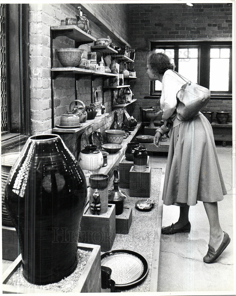 1980 Press Photo Franky Maning Views Pewabic Pottery - Historic Images