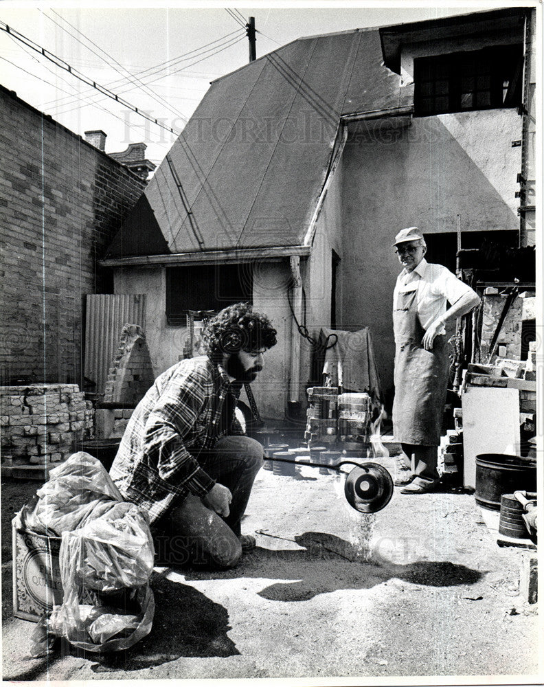 1980 Press Photo Raku clay pottery Japan tea bowls - Historic Images