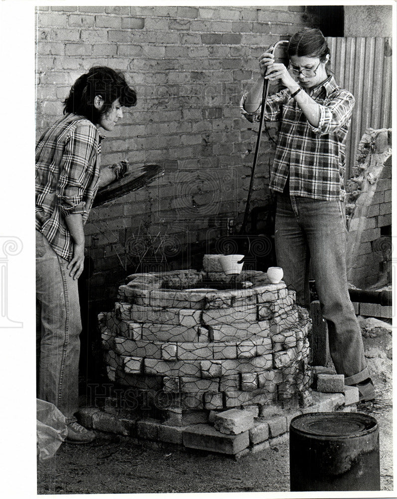 Press Photo Gloria Frank Peggy Hall Pewabic Kiln - Historic Images