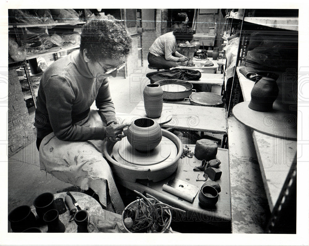 1982 Press Photo potter classes students potter&#39;s wheel - Historic Images