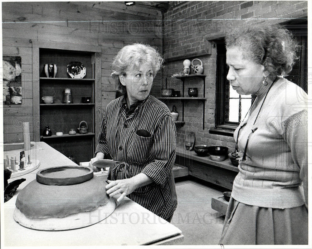 Press Photo Pewabic Pottery Knight Demo Maning - Historic Images