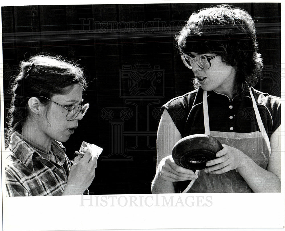 Press Photo Pewabic Pottery Detroit Peggy Hall - Historic Images