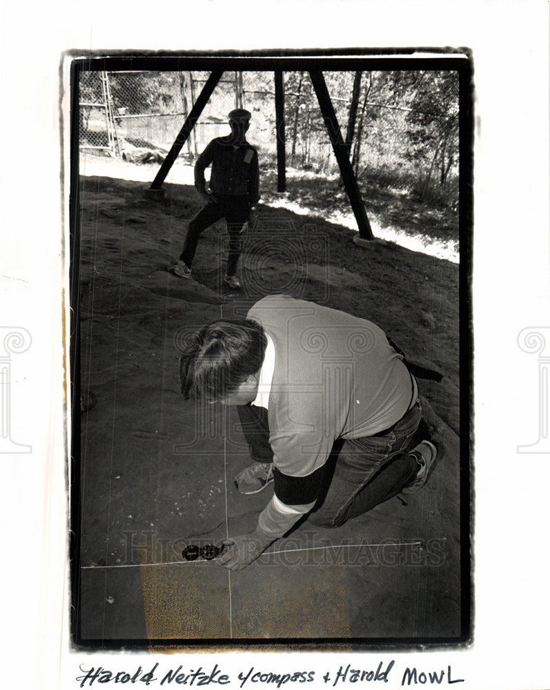 1990 Press Photo Harold Neitzke Mowl Burton petroglyph - Historic Images