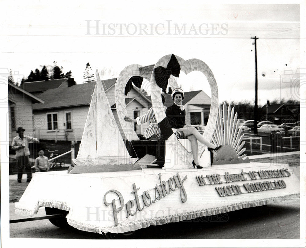 1954 Press Photo Petosky Michigan coastal resort city - Historic Images