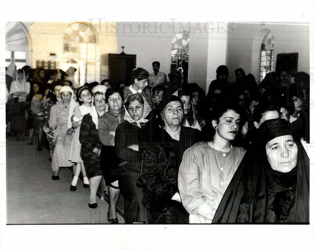 1991 Press Photo Worshippers Baghdad letters Detroit - Historic Images