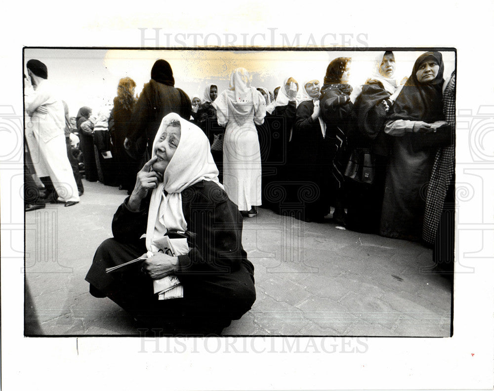 1991 Press Photo Palestinian Woman Kuwait Food Water - Historic Images