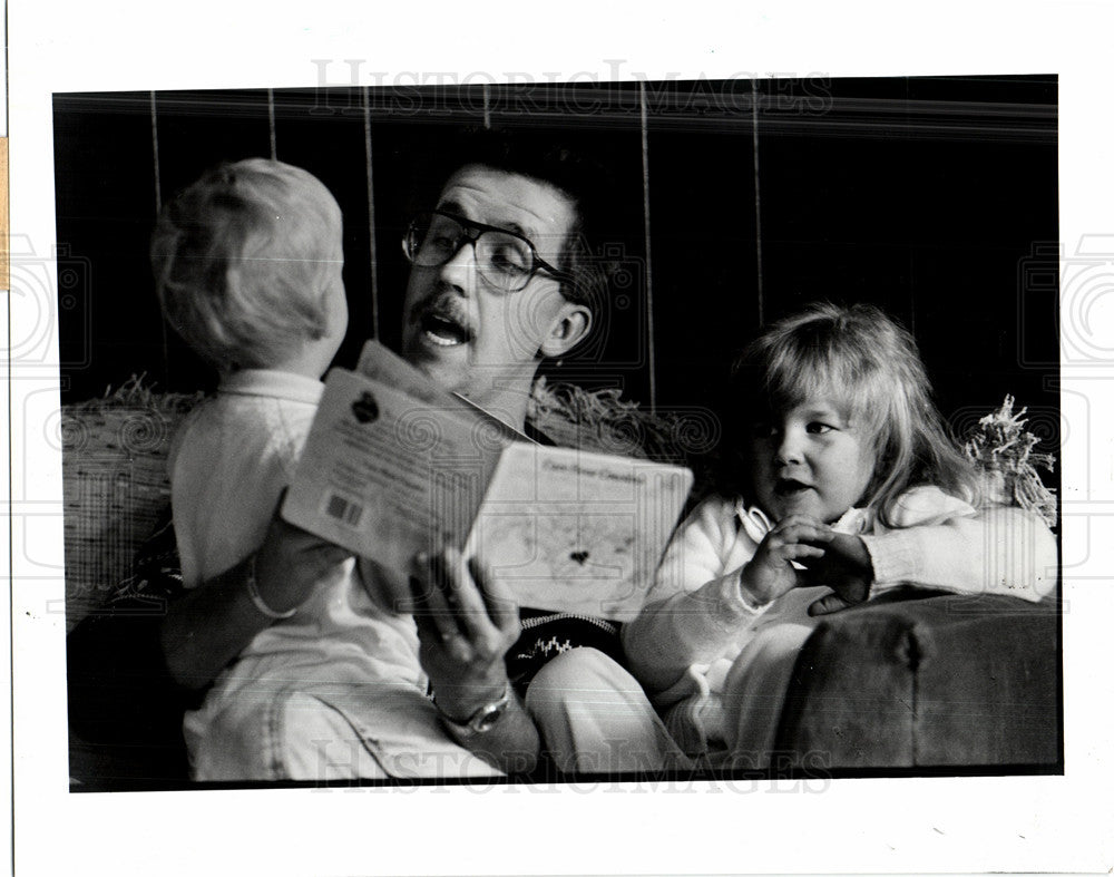 1991 Press Photo Timothy Martin reads children - Historic Images