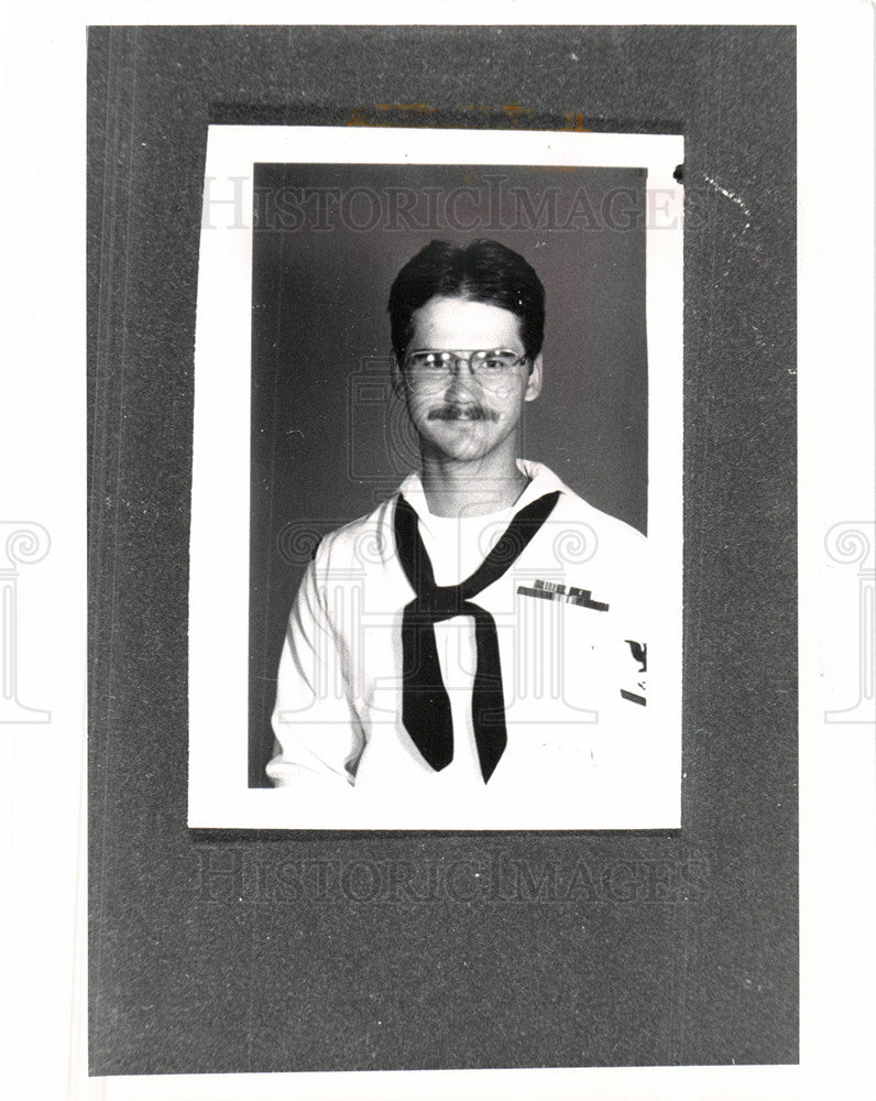 1989 Press Photo Petty officer Todd Olson USS Nashville - Historic Images