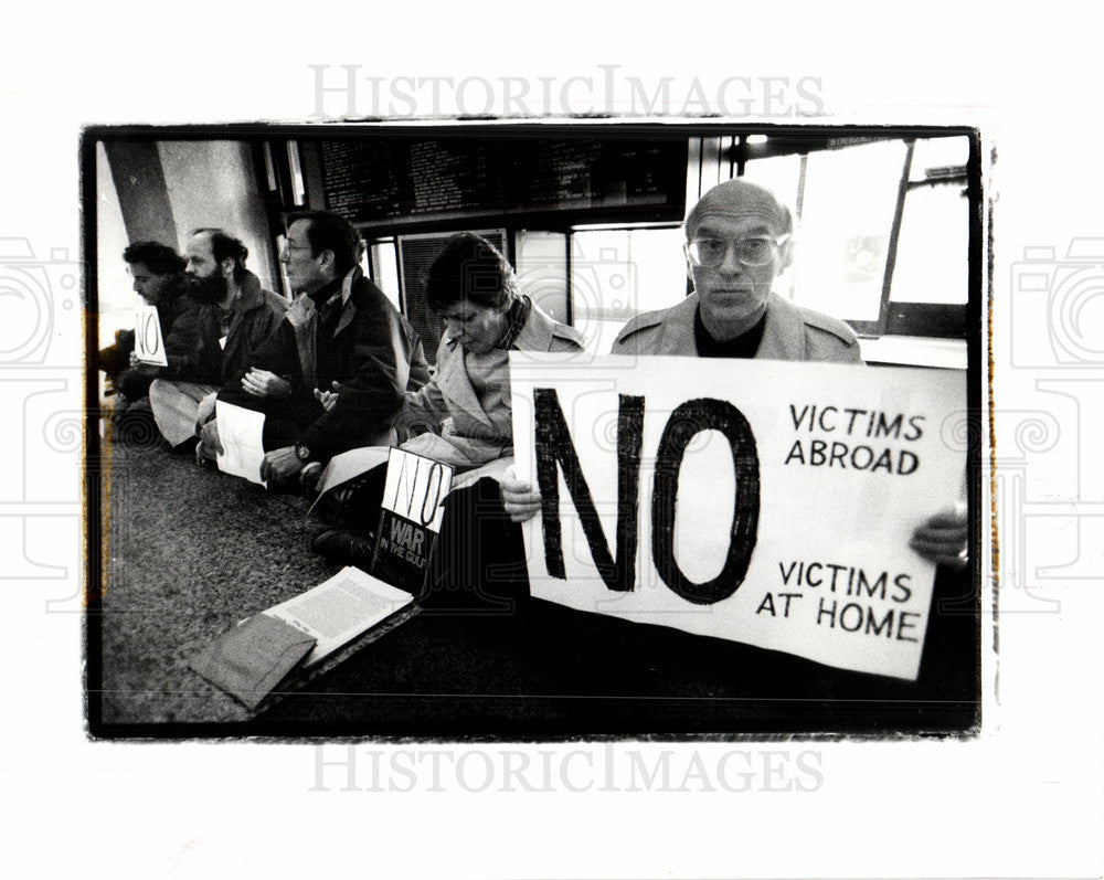 1991 Press Photo Protest Thomas Lumpkin Gulf War - Historic Images