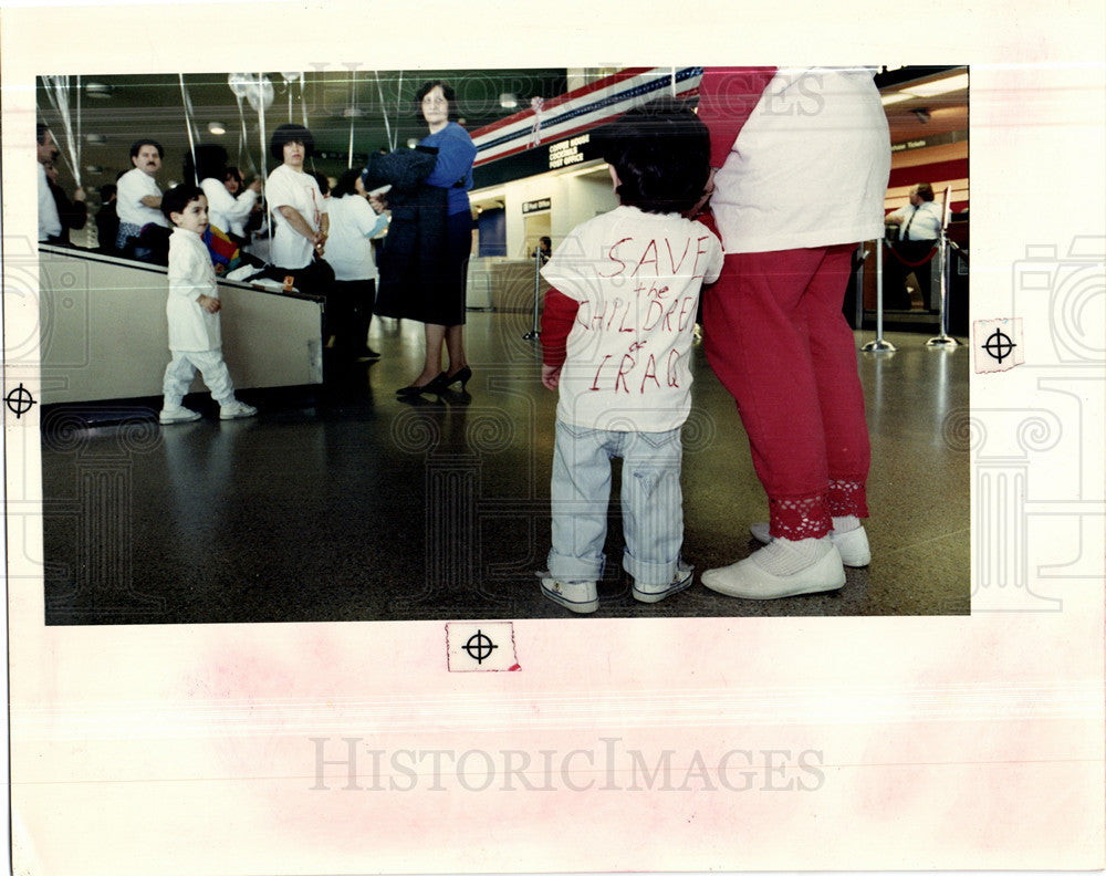 1991 Press Photo children iraq save boy - Historic Images