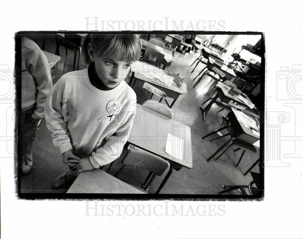 1991 Press Photo Katie Shunkwiler support troops button - Historic Images