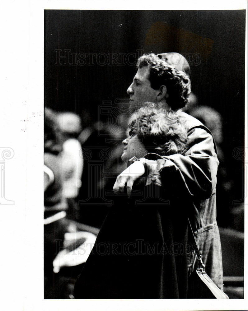 1991 Press Photo People Hug - Historic Images