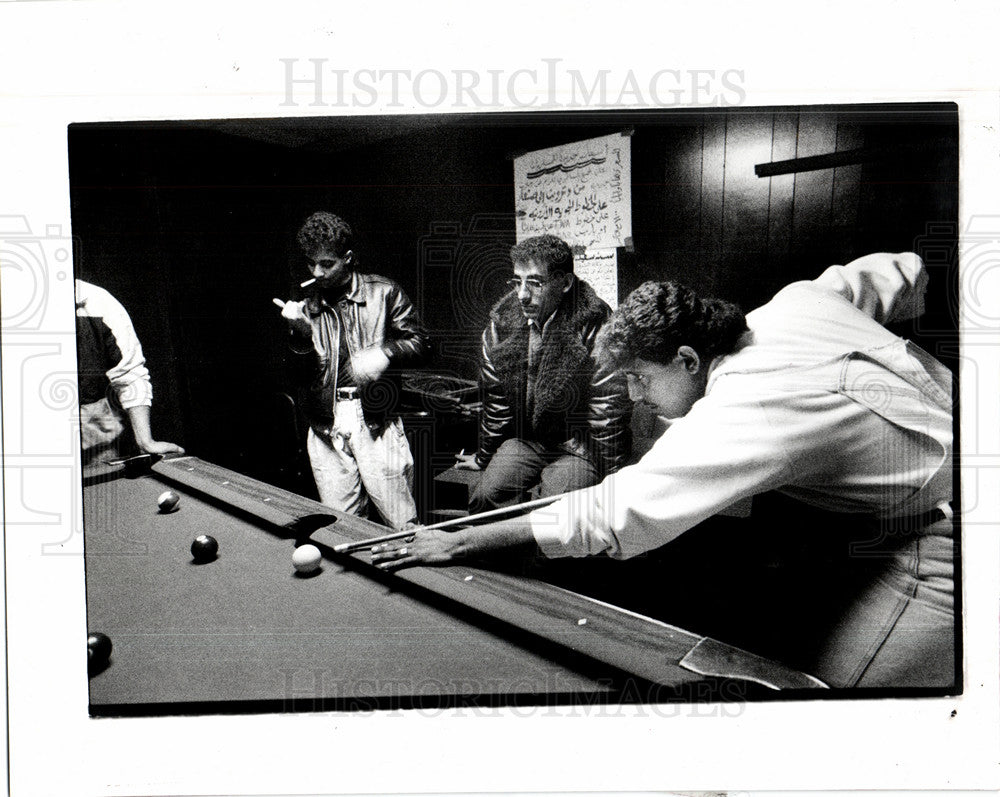 1991 Press Photo Mohamed Hubaish Shoots Pool Dearborn - Historic Images