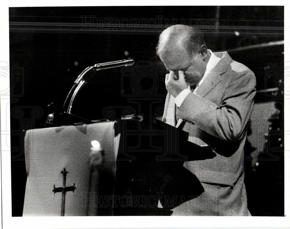 1991 Press Photo Rev.Bob Crilley prays relatives gulf - Historic Images