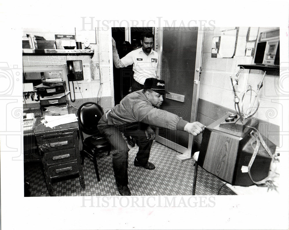 1991 Press Photo Metro Service Station airport - Historic Images