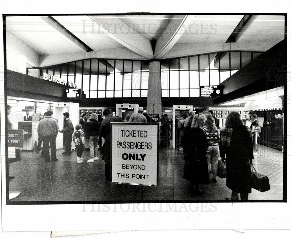 1999 Press Photo sign security Metro Airport terrorist - Historic Images