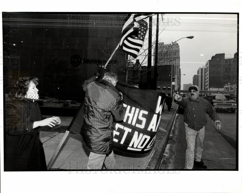 1991 Press Photo Anti War demonstrator flag Ali Dagher - Historic Images