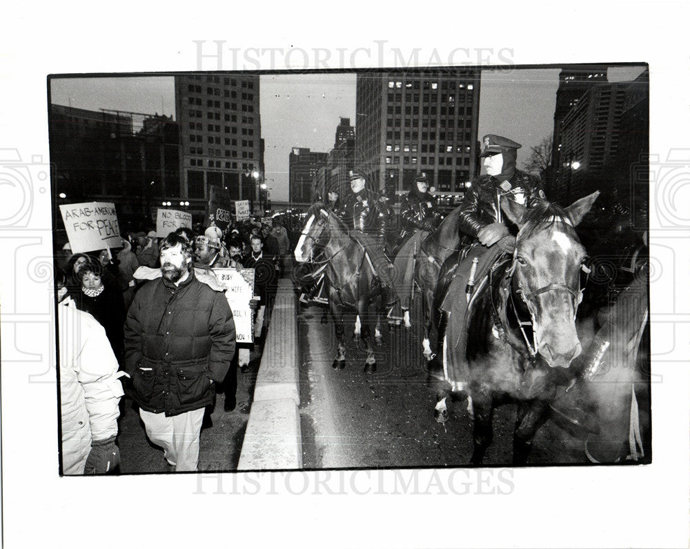 1991 Press Photo antiwar demonstrators march Detroit - Historic Images