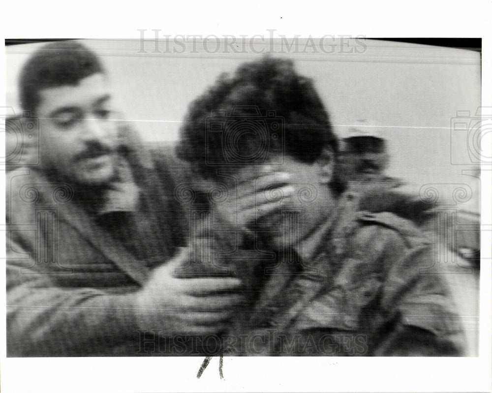 1991 Press Photo iraqi soldier surrenders, Hussien - Historic Images