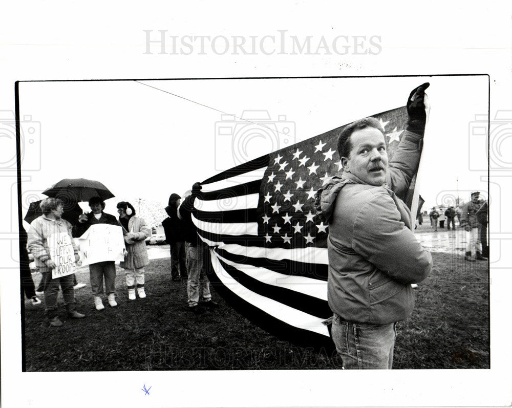 1991 Press Photo Tim Munsell flag supporters Gulf war - Historic Images