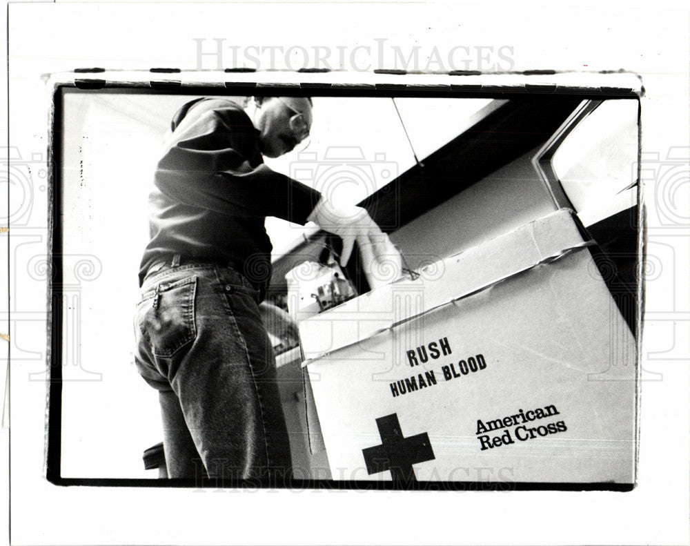 1991 Press Photo James Switalski Red Cross loads blood - Historic Images