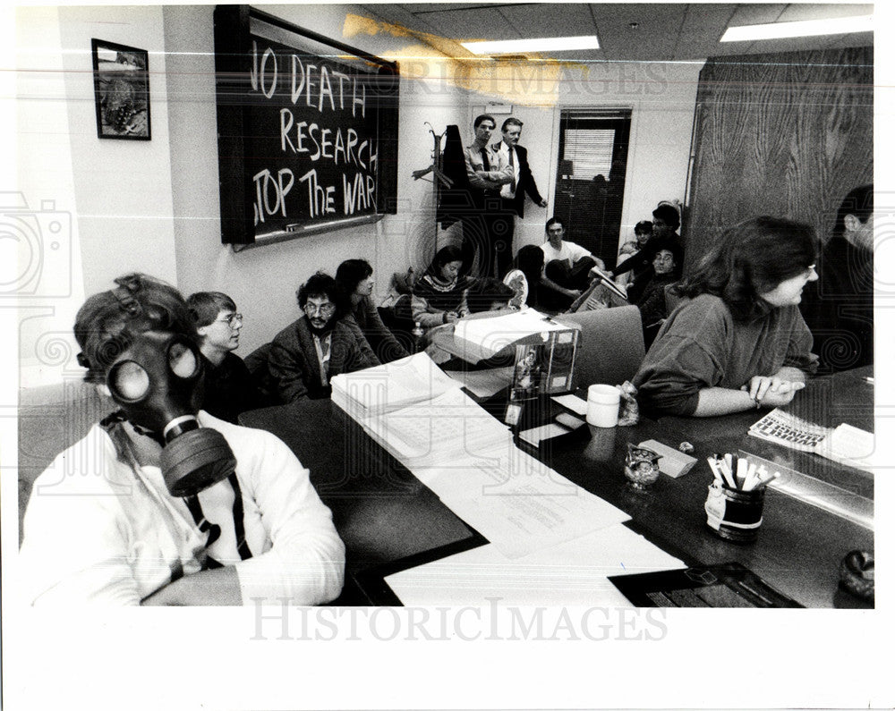 1991 Press Photo protest research gas mask U-M students - Historic Images