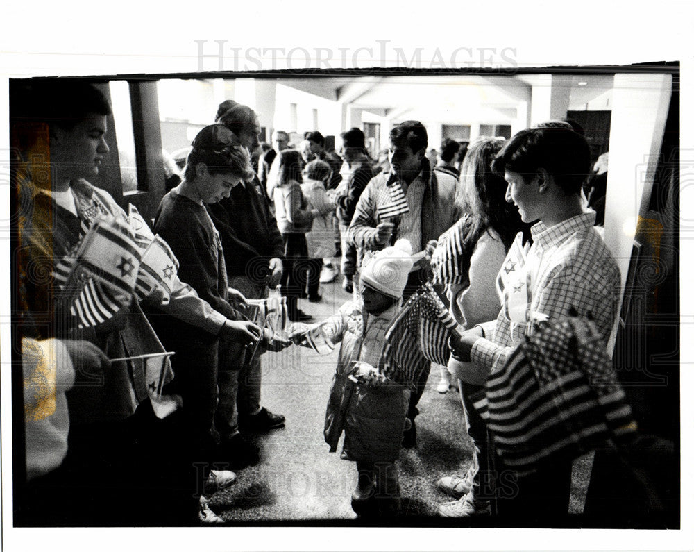 1991 Press Photo Congregation Shaarey Zedek US flags - Historic Images