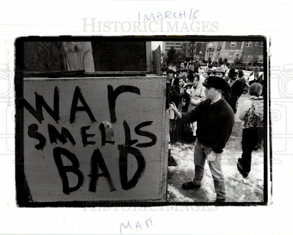 1991 Press Photo Anti-war Slogan Memorial Gullen Mall - Historic Images