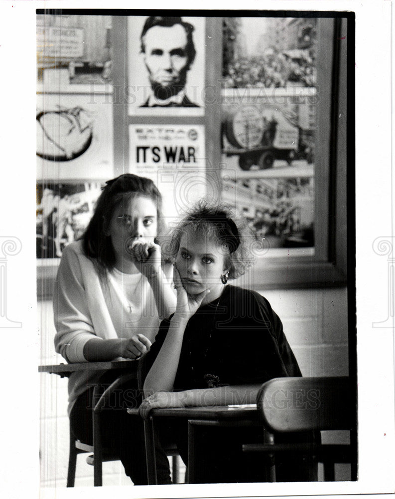 1991 Press Photo Lincoln High Channel One students - Historic Images