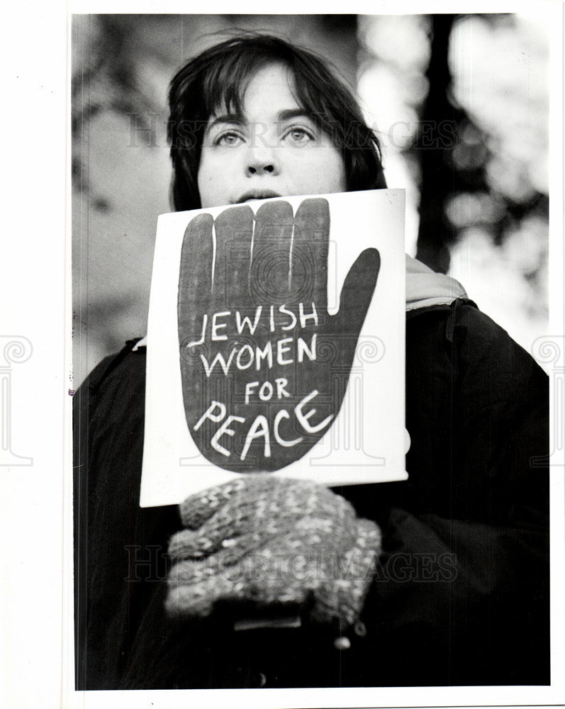 1991 Press Photo Student peace protester with sign. - Historic Images