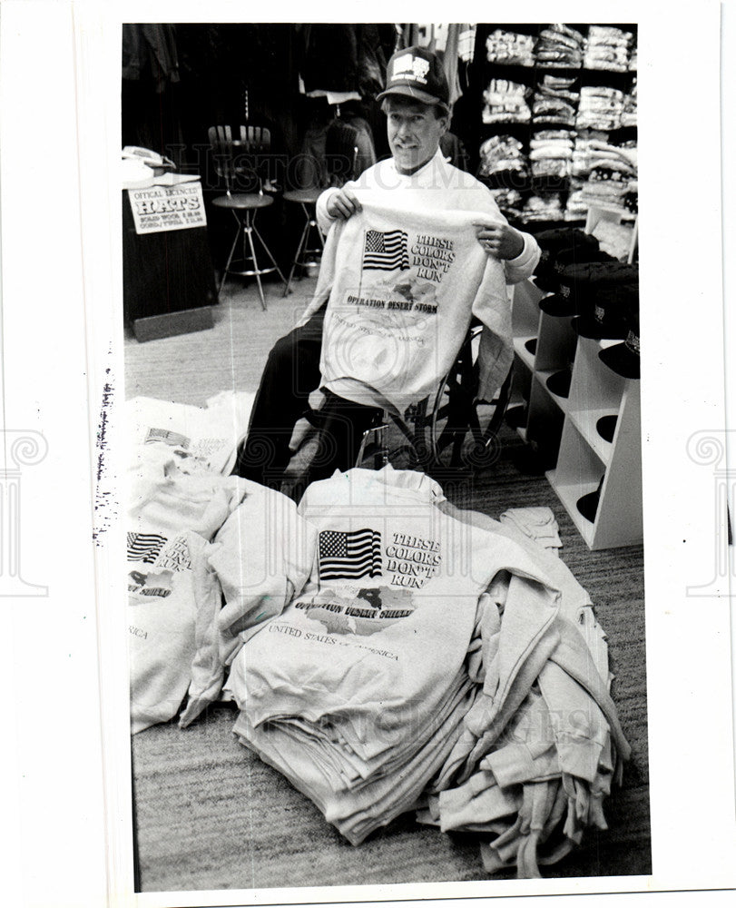 1992 Press Photo T Shirt aid Persian Gulf war - Historic Images