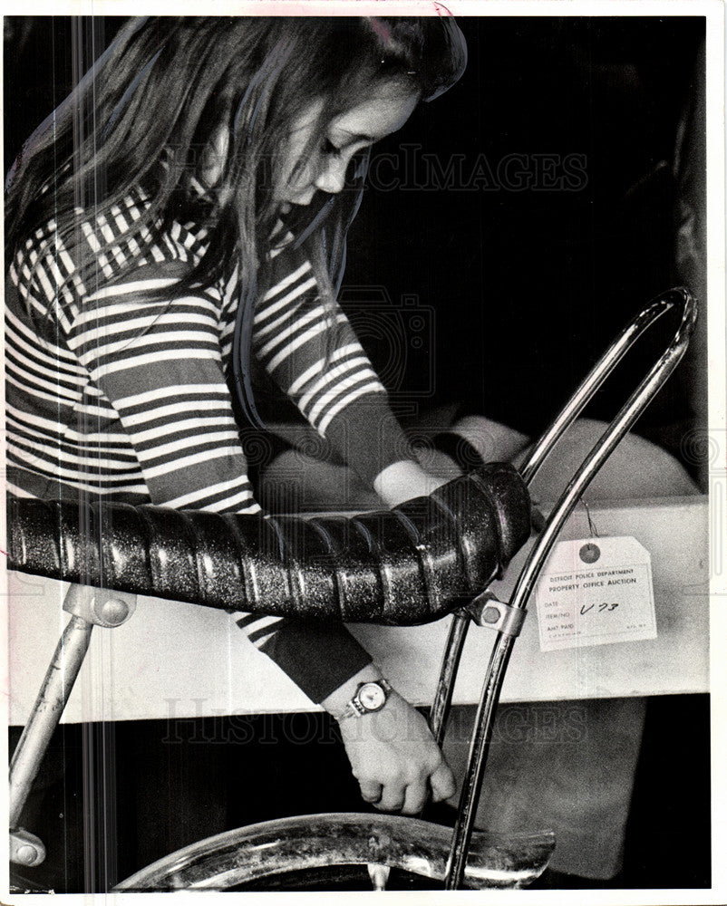 1974 Press Photo police auction Jennifer Hutchins bike - Historic Images