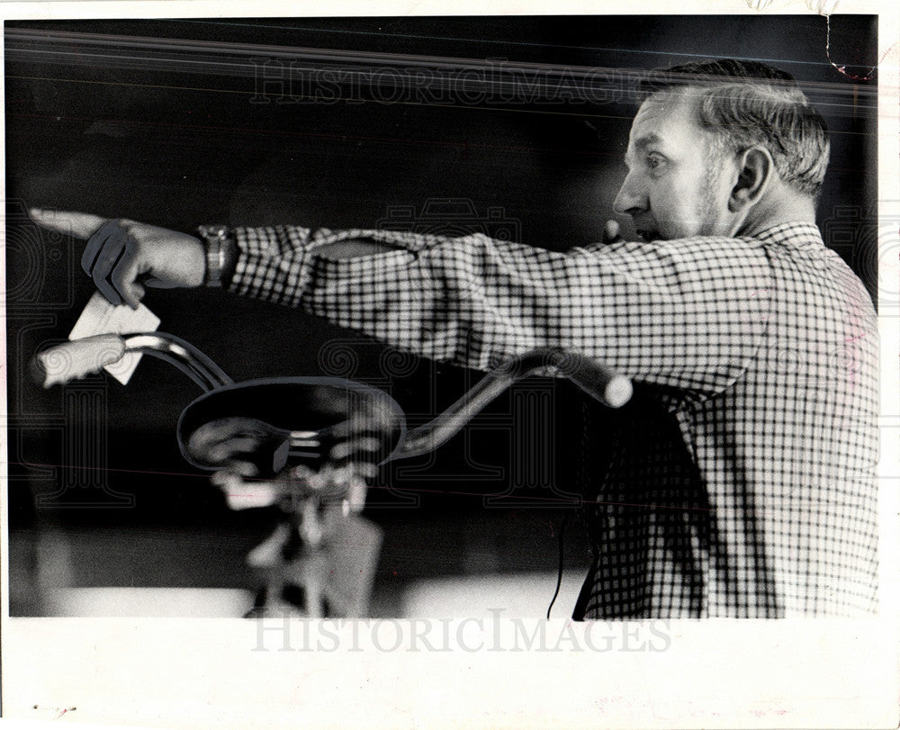 1974 Press Photo Auction Martin Roseneau brackneck - Historic Images