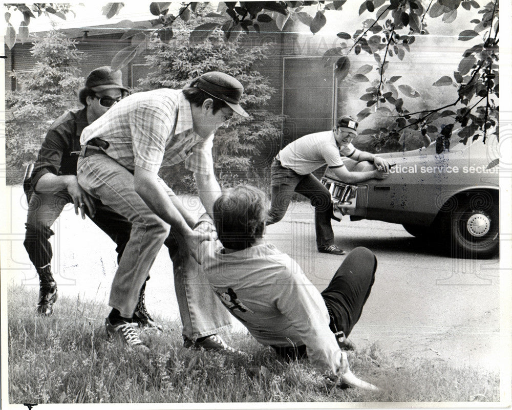 1979 Press Photo Police Officers Rescue Wounded Cop - Historic Images