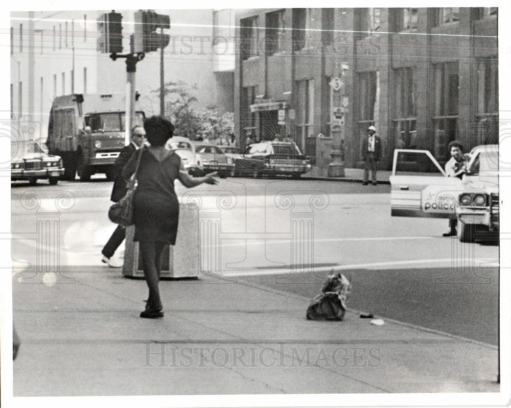 1977 Press Photo Police Action Shots - Historic Images